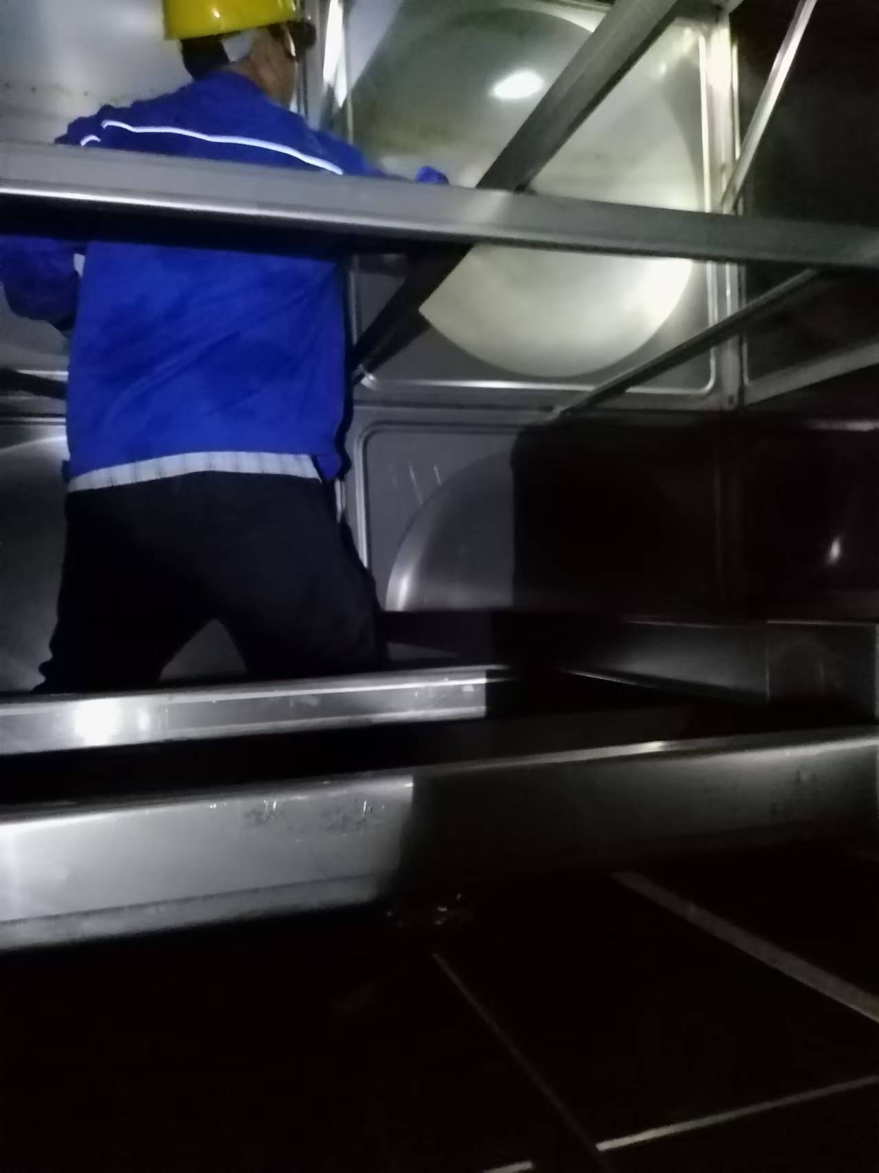 不锈钢水箱清洗需要(图1)