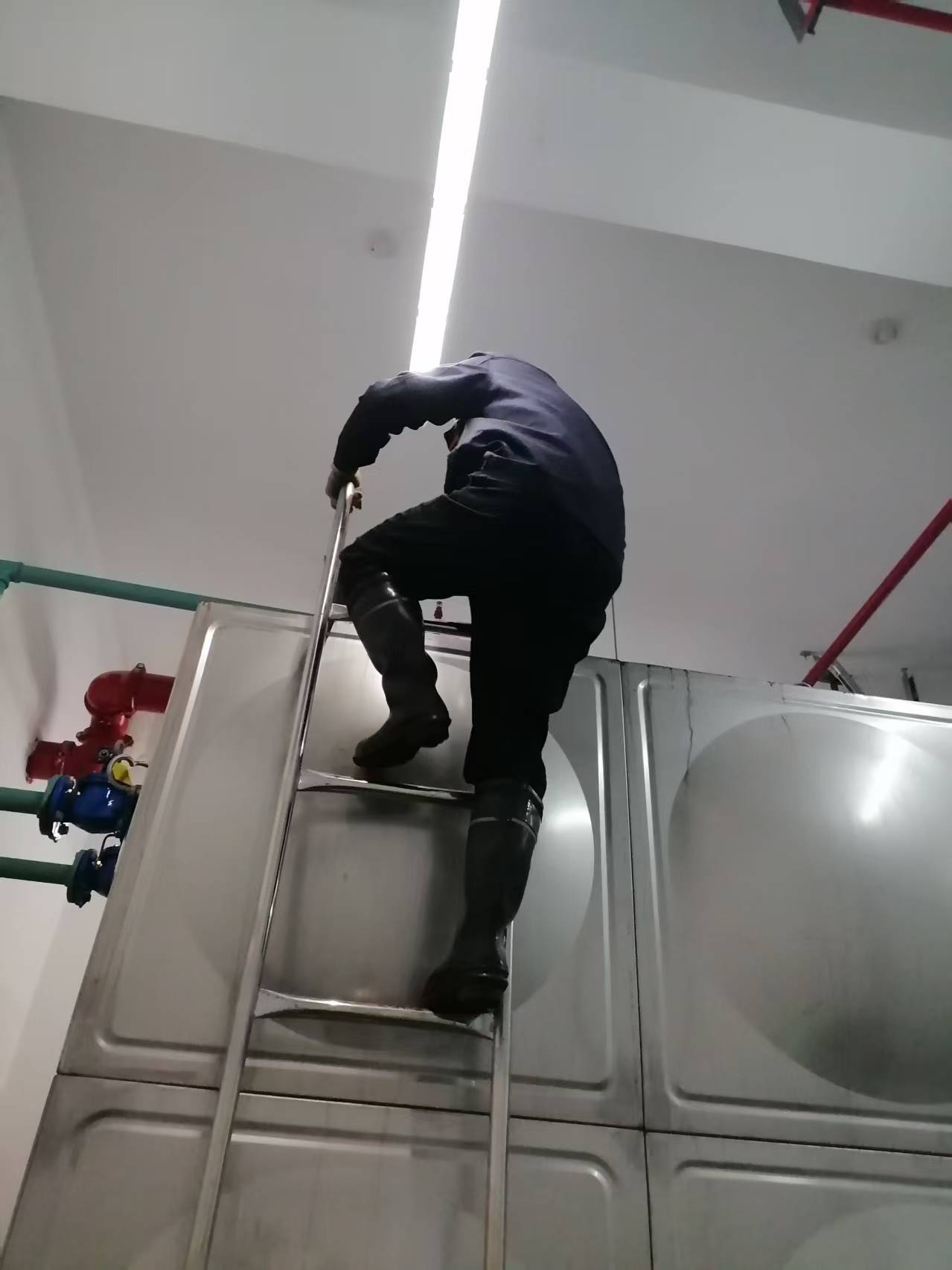 水箱清洗 不锈钢水箱清洗 酒店水箱清洗 (图1)