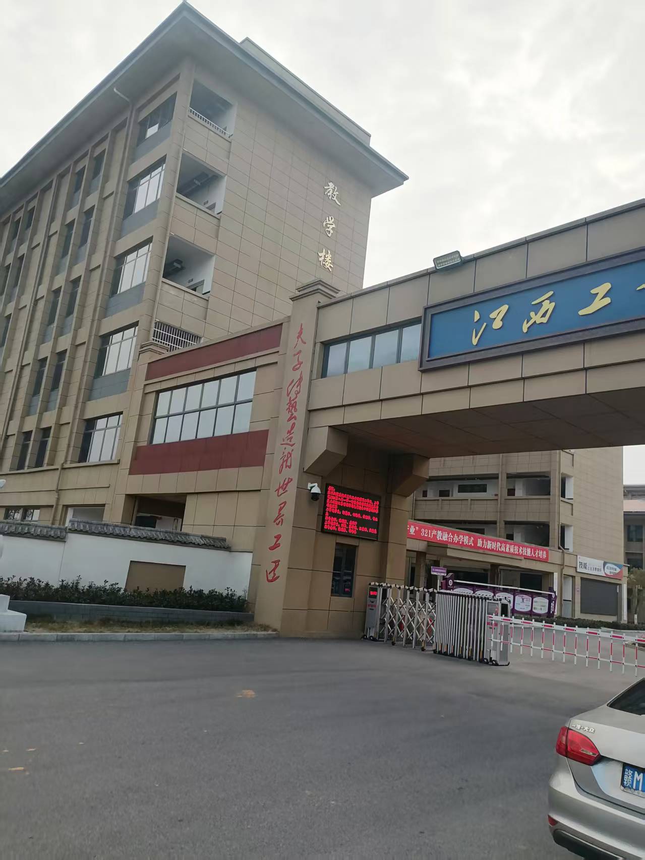 江西南昌市南昌县向塘开发区学校水箱清洗(图1)