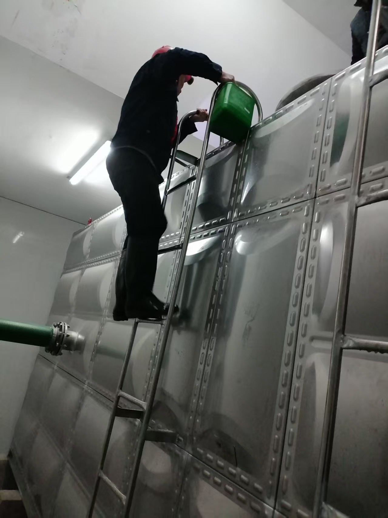 江西南昌市南昌县向塘开发区学校水箱清洗(图3)