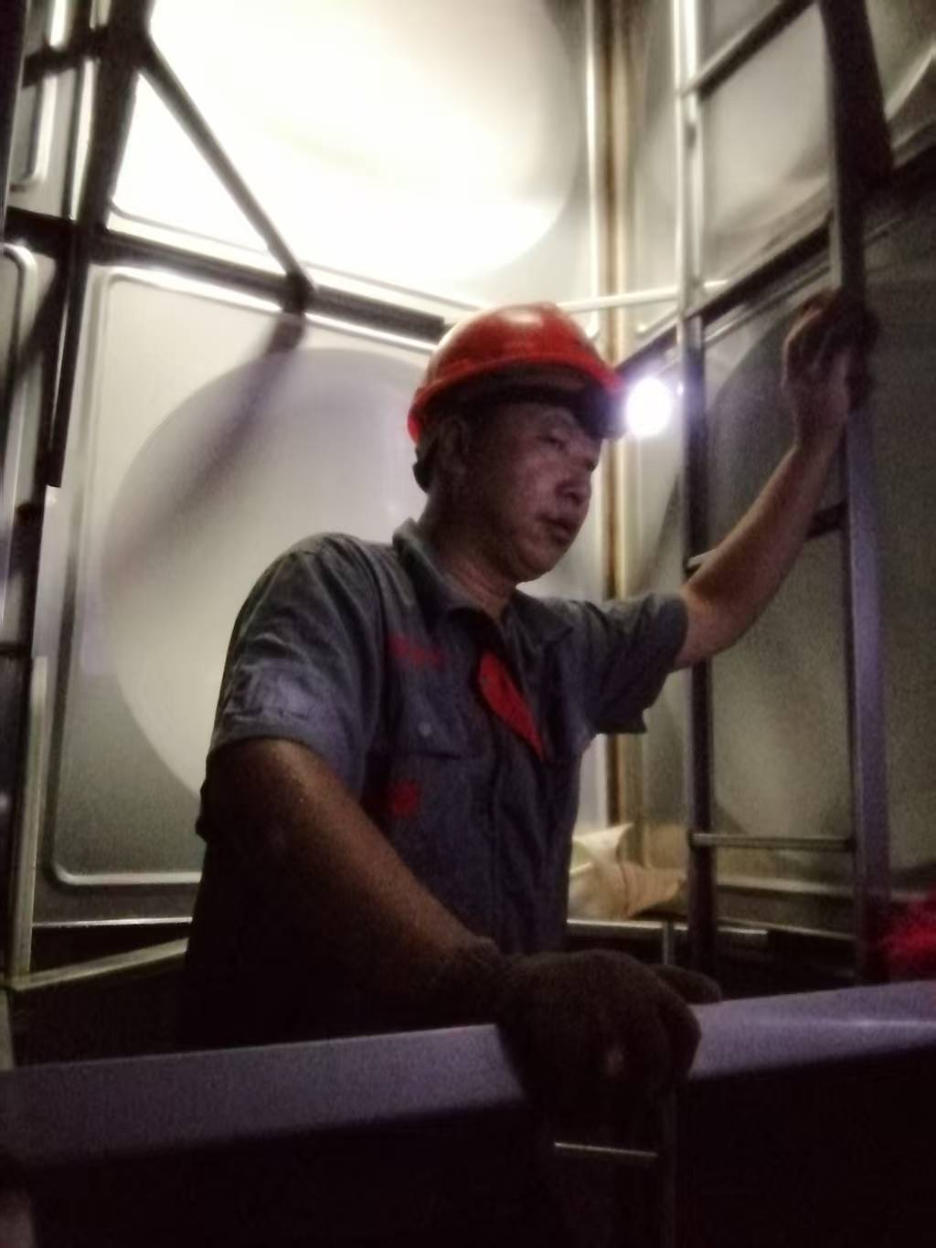 南昌清洗水箱公司 生活水箱清洗 不锈钢水箱清洗 小区水箱清洗(图3)